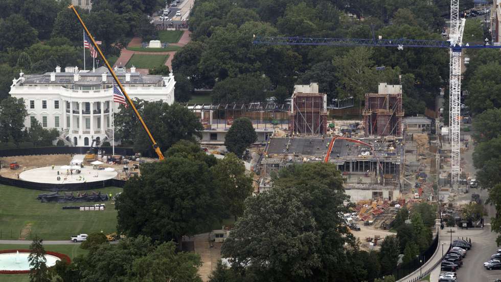 epa13160047 Construction workers at the White House in Washington, DC, USA, 10 August 2026. President Trump has announced plans to take a legal fight over his planned White House ballroom to the US Supreme Court after the DC  Circuit blocked above ground construction of the project.  EPA/WILL OLIVER