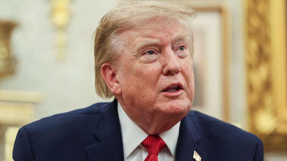 epa13176298 US President Donald J. Trump hosts Lifeguard Ryder Williams in the Oval Office of the White House in Washington, DC, USA, 17 August 2026. Ryder Williams, a 16-year-old lifeguard, saved the life of 10-year-old Nathaniel Rai at Seabright Beach in Santa Cruz, California, on July 25.  EPA/Samuel Corum / POOL