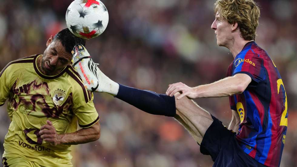 epa13179560 FC Barcelona's Anthony Gordon (R) in action against Al Ahly's Aqtay Abdallah during the Joan Gamper Trophy soccer match between FC Barcelona and Al Ahly, in Barcelona, Spain, 19 August 2026.  EPA/ALEJANDRO GARCIA