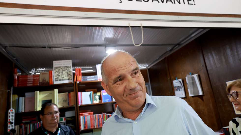 Paulo Raimundo, secretário-geral do PCP, visita a 13.ª edição da Feira do Livro do Porto, 21 de agosto de 2026. ESTELA SILVA/LUSA