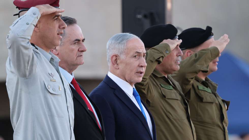 epa13064245 Israeli Prime Minister Benjamin Netanyahu (C), IDF Chief of staff Eyal Zamir (2-R) and Defence minister Israel Katz (2-L) attend the graduation ceremony of the Israel Defense Forces officers' course at a military base near Mitzpe Ramon, southern Israel, 25 June 2026.  EPA/ABIR SULTAN