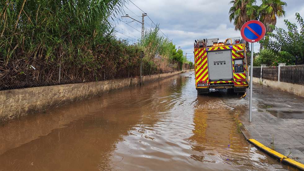 epa13184056 A firefighting truck is seen along a flooded road after heavy rainfall in the town of Roda de Bera, Tarragona, Catalonia, northeastern Spain, 22 August 2026. Heavy rainfall hit the province of Tarragona early in the morning, causing roads to be closed and railway services to be suspended due to flooding.  EPA/JAVIER DIAZ
