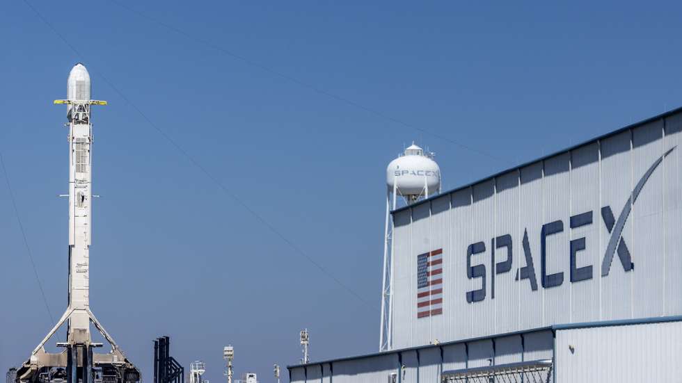 epa11926620 The NASA's Nova-C lunar lander, part of the Intuitive Machines IM-2 mission, on a SpaceX Falcon 9 rocket, is docked at the Kennedy Space Center Launch Complex 39A as part of its launch preparations at the Kennedy Space Center in Florida, USA, 26 February 2025. As part of NASA's CLPS (Commercial Lunar Payload Services) initiative and Artemis campaign, SpaceX Falcon 9 will launch Intuitive Machines' second lunar lander to the Moon's surface.  EPA/CRISTOBAL HERRERA-ULASHKEVICH