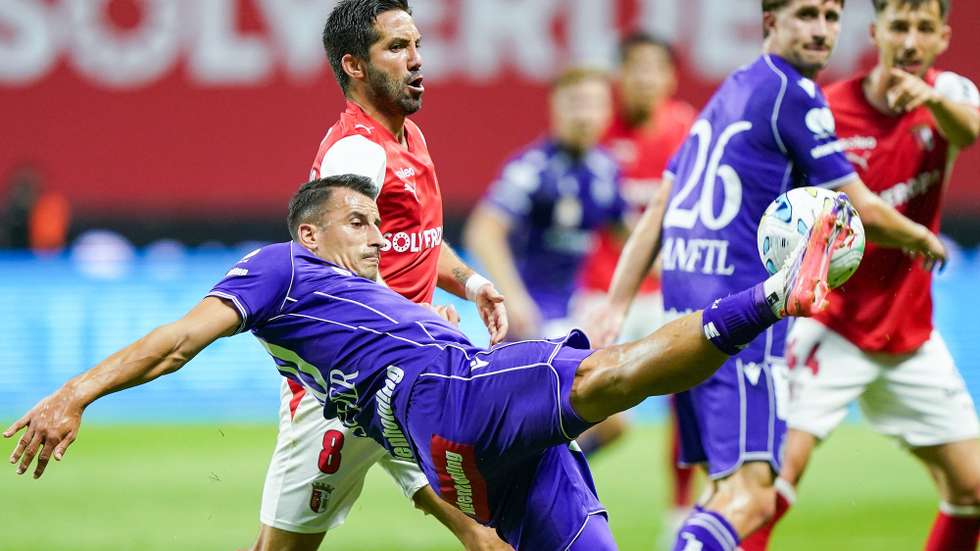 Sporting de Braga player João Moutinho in action against Austria Wien player Manfred Fischer during the UEFA Conference League Play-off 1st leg soccer match held in Braga, Portugal, 20 August 2026. HUGO DELGADO/LUSA