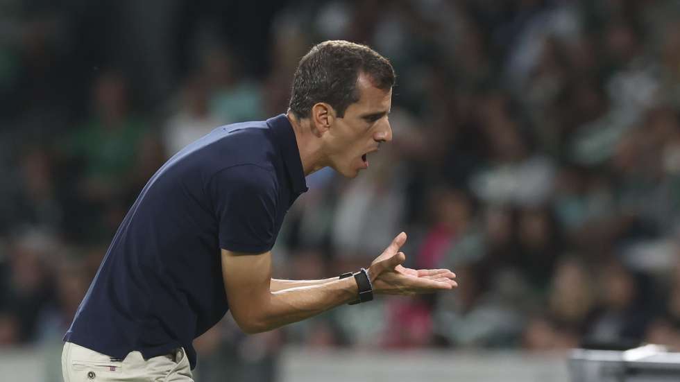 Alverca`s headcoach Sergio Ferreira during their Portuguese First League soccer match with Sportingheld at Alvalade Stadium, Lisbon, Portugal, 22nd August 2026. TIAGO PETINGA/LUSA