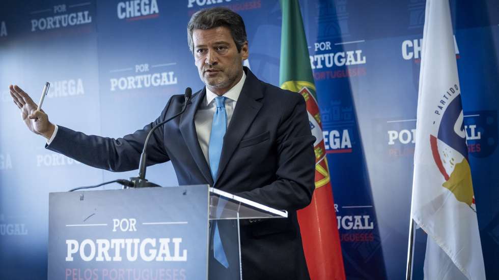 O presidente do Chega, André Ventura, fala aos jornalistas durante uma conferência de imprensa na sequência das declarações do primeiro-ministro, este domingo, sobre o tema da Educação, na sede do Chega em Lisboa, 31 de agosto de 2026. JOSÉ SENA GOULÃO/LUSA