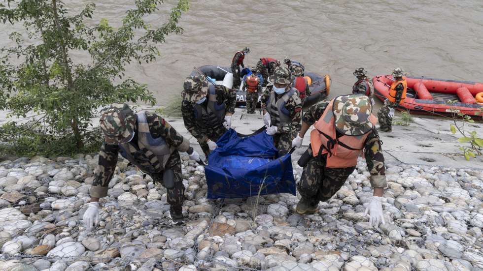 epa13201997 Nepal Army personnel conduct search and recovery operations along the Narayani River in Chitwan district, Nepal, 31 August 2026. More than 700 people were killed, and hundreds remain missing across northern Nepal after a glacial collapse and avalanche-triggered flash floods and mudslides along the Bhotekoshi and Trishuli river valleys near the Nepal-Tibet border, causing widespread destruction to settlements and infrastructure, according to the National Disaster Risk Reduction and Management Authority (NDRRMA).  EPA/NARENDRA SHRESTHA