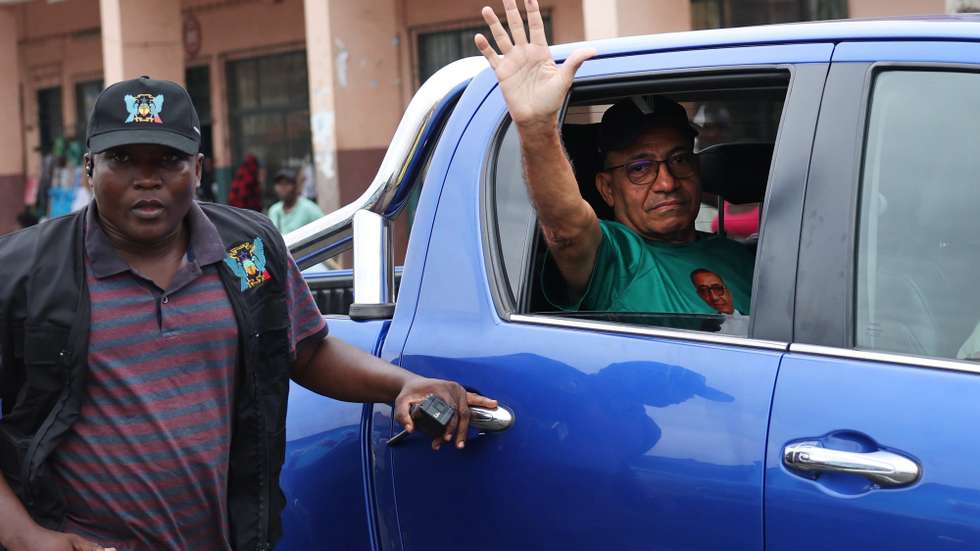 O vencedor das eleições presidenciais, Carlos Vila Nova, acena aos populares no interior de um carro, após ser reeleito para mais cinco anos, em São Tomé, 20 de julho de 2026. O Presidente de São Tomé e Príncipe, Carlos Vila Nova, foi reeleito domingo com 55,94% dos votos, contra os 41,92% do principal adversário, Nito d’Abreu. NUNO VEIGA/LUSA