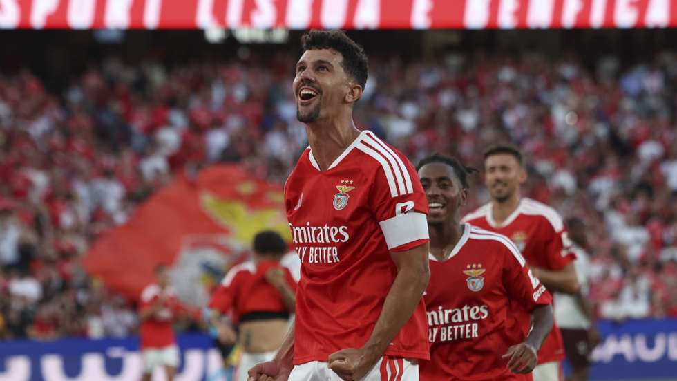 epa13154567 Benfica Player Tomás Araújo celebrates after scoring a goal against Hearts during the UEFA Europa League first leg of the third qualifying round for the Europa League group stage at Luz Stadium, in Lisbon, Portugal, 06 August 2026.  EPA/ANTONIO COTRIM