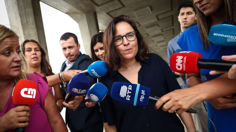 A humorista, Joana Marques (C), à saída da sessão de julgamento sobre o caso em que os Anjos exigem uma indemnização de mais de 1 milhão de euros a Joana Marques por uma piada sobre uma interpretação do hino nacional, em Lisboa, 11 de julho de 2025. RODRIGO ANTUNES/LUSA