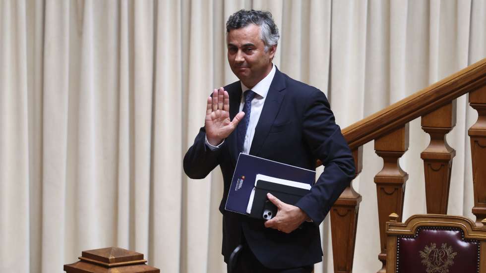 O ministro da Educação, Ciência e Inovação, Fernando Alexandre, no final da Reunião da Comissão Permanente para debater os problemas com os exames nacionais e todo o processo em curso, na Assembleia da República, em Lisboa, 3 de agosto de 2026. TIAGO PETINGA/LUSA