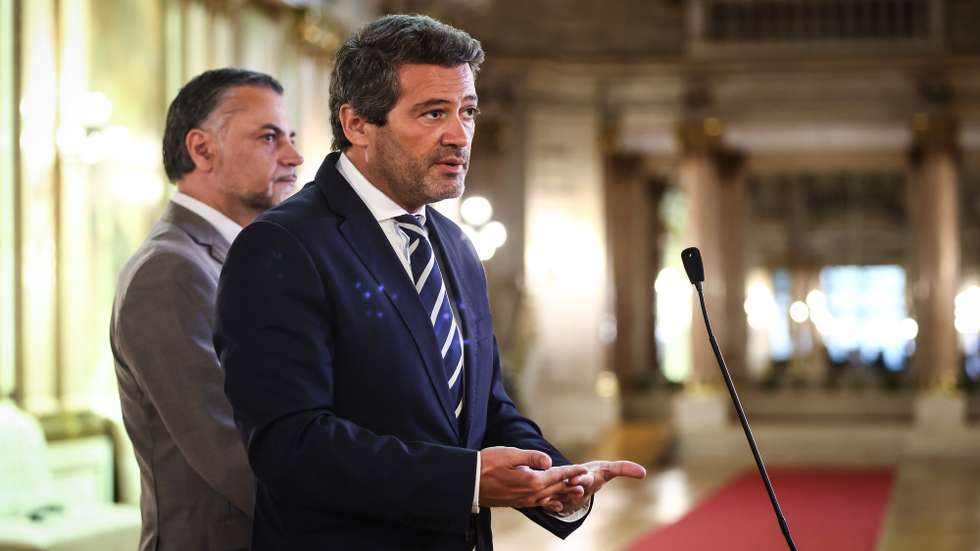 O presidente do partido Chega, André Ventura (D), em conferência de imprensa após uma reunião com o presidente da Assembleia da República, José Pedro Aguiar-Branco (ausente da fotografia), na Assmebleia da República, em Lisboa, 17 de setembro de 2026. RODRIGO ANTUNES/LUSA