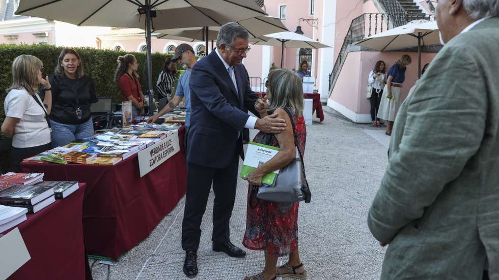 O presidente da República, António José Seguro (C-E), conversa com uma visitante na Feira do Livro em Belém 2026, esta tarde no Palácio de Belém, em Lisboa, 18 de setembro de 2026. MIGUEL A. LOPES/LUSA