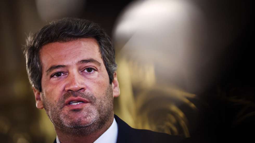O presidente do partido Chega, André Ventura, em conferência de imprensa após uma reunião com o presidente da Assembleia da República, José Pedro Aguiar-Branco (ausente da fotografia), na Assmebleia da República, em Lisboa, 17 de setembro de 2026. RODRIGO ANTUNES/LUSA
