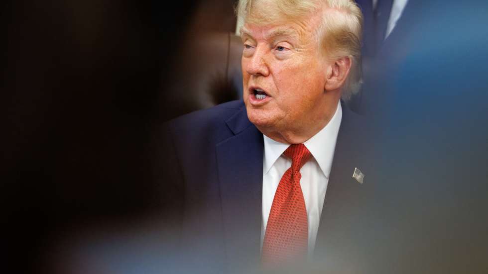 epa13249102 US President Donald Trump answers questions from reporters after announcing new 'most favored nation' pricing for certain drugs in the Oval Office of the White House in Washington, DC, USA, 18 September 2026. The policy aims to allow state Medicaid programs to access lower drug prices negotiated by foreign nations.  EPA/Samuel Corum / POOL