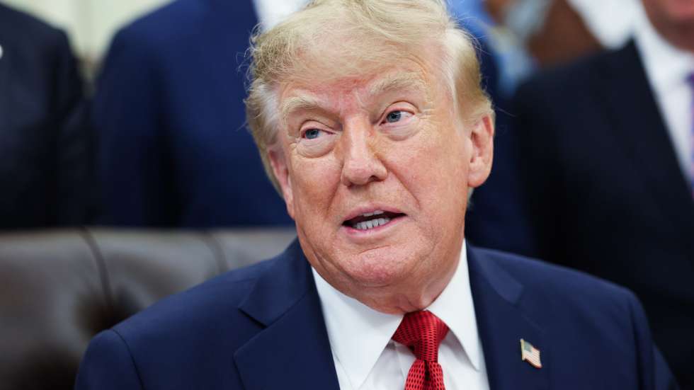 epa13249027 US President Donald Trump announces new 'most favored nation' pricing for some drugs in the Oval Office at the White House in Washington, DC, USA, 18 September 2026. Many countries have negotiated prices for certain drugs that are significantly lower than what Americans pay for the same medication and the new deal will allow states Medicaid programs to benefit from those lower prices.  EPA/Samuel Corum / POOL