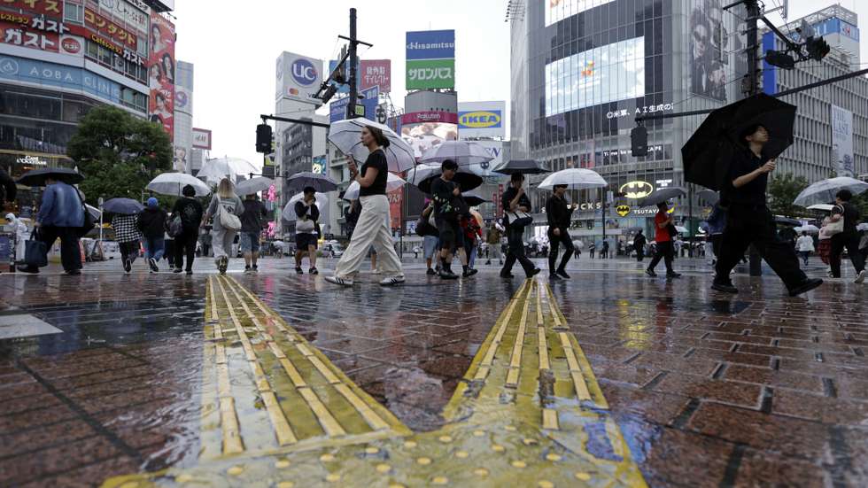 epa13251186 Pedestrians with umbrellas walk at Shibuya crossing under rainfall in Tokyo, Japan, 20 September 2026. Powerful Typhoon Dujuan is expected to approach eastern Japan, including the Tokyo area, bringing torrential rain. The Japan Meteorological Agency warned that some areas could receive a month’s worth of September rainfall in a single day.  EPA/FRANCK ROBICHON