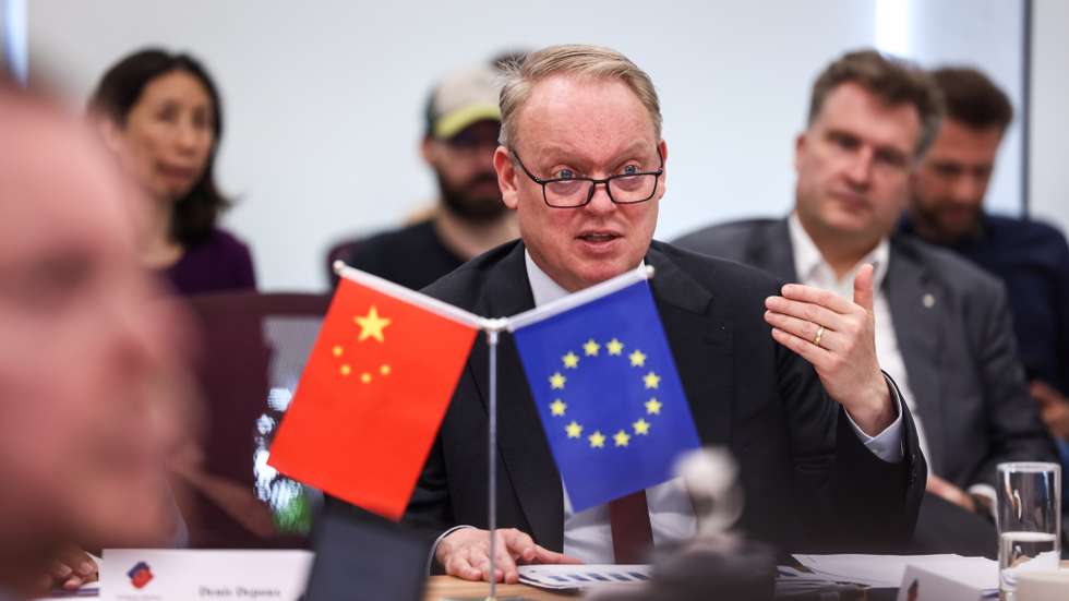 epa12996383 European Union Chamber of Commerce in China President Jens Eskelund (C) speaks during a press conference for the launch of the chamber's 2026 Business Confidence Survey in Beijing, China, 27 May 2026.  EPA/WU HAO