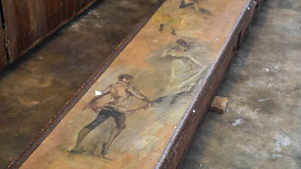 Pormenores de uma das duas pilastras pintadas por Columbano Bordalo Pinheiro, descobertas numa garagem no Caramulo, Tondela, 15 de agosto de 2026. (ACOMPANHA TEXTO DA LUSA DE 22-09-2026) PAULO NOVAIS/LUSA