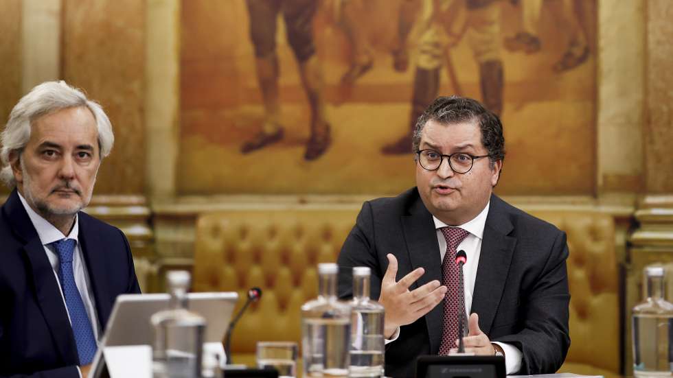O ministro de Estado e das Finanças, Joaquim Miranda Sarmento (D), intervém na sua audição perante a Comissão de Orçamento, Finanças e Administração Pública, na Assembleia da República, em Lisboa, 23 de setembro de 2026. FILIPE AMORIM/LUSA