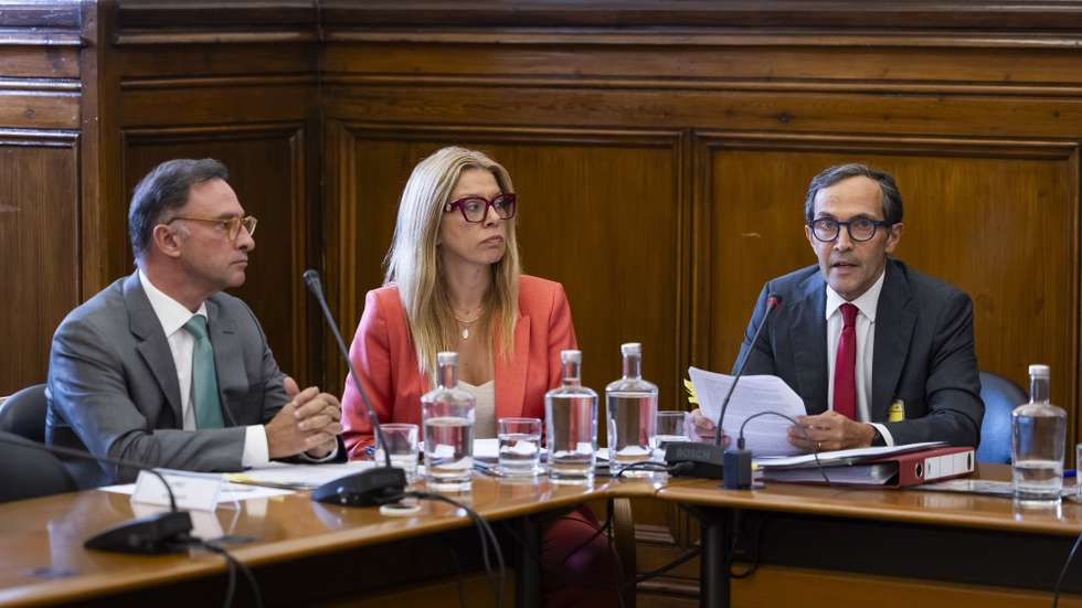 O presidente do Conselho de Administração da Agência Lusa Joaquim Carreira (D), acompanhado pelos vice-presidentes, Ana Alves e Luis Ferreira Lopes (E), durante a sua audição na Comissão de Cultura, Comunicação, Juventude e Desporto, na Assembleia da República, em Lisboa, 29 de setembro de 2026. JOSÉ SENA GOULÃO/LUSA