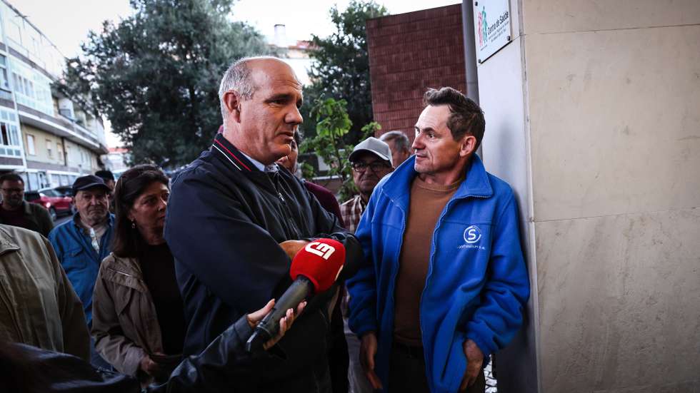 O secretário-geral do Partido Comunista Português (PCP), Paulo Raimundo (C), durante uma ação de contacto com utentes do Centro de Saúde do Olival, em Agualva-Cacém no âmbito das jornadas parlamentares centradas nos direitos das crianças e dos pais sob o lema “Crianças e Pais com Direitos - Portugal com futuro”, em Sintra, 01 de outubro de 2026. RODRIGO ANTUNES/LUSA