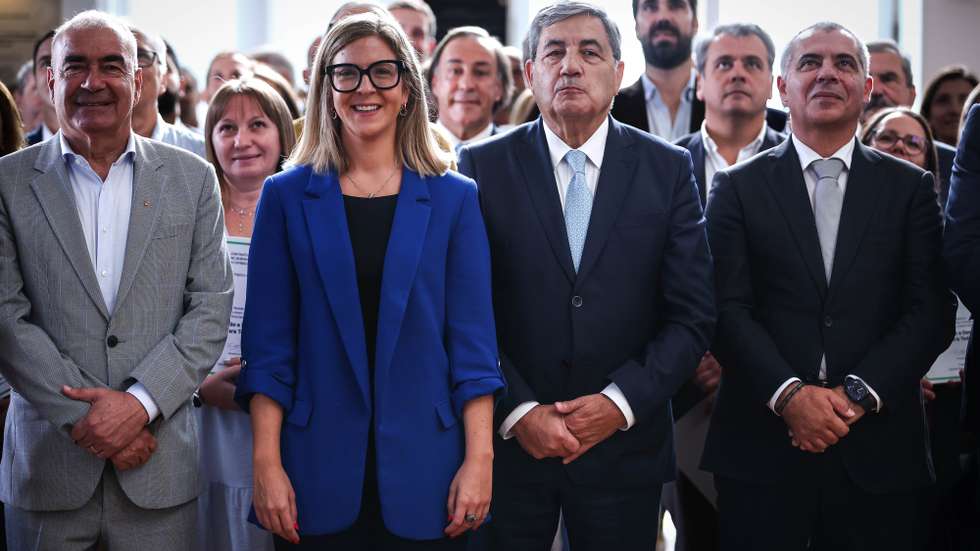 A ministra da Cultura, Juventude e Desporto, Margarida Balseiro Lopes (2-E), acompanhada pelo presidente do Comité Olímpico de Portugal (COP), Fernando Gomes (2-D), durante a assinatura de contratos de financiamento no âmbito da Medida I.3 - Requalificar Instalações Desportivas no Território Nacional, e da Medida III.2 - Apoiar Projetos de Clubes Desportivos que visem criar/aumentar a oferta de prática desportiva feminina, do Contrato-Programa de Desenvolvimento Desportivo n.º 893/2024, em Lisboa, 07 de outubro de 2026. RODRIGO ANTUNES/LUSA