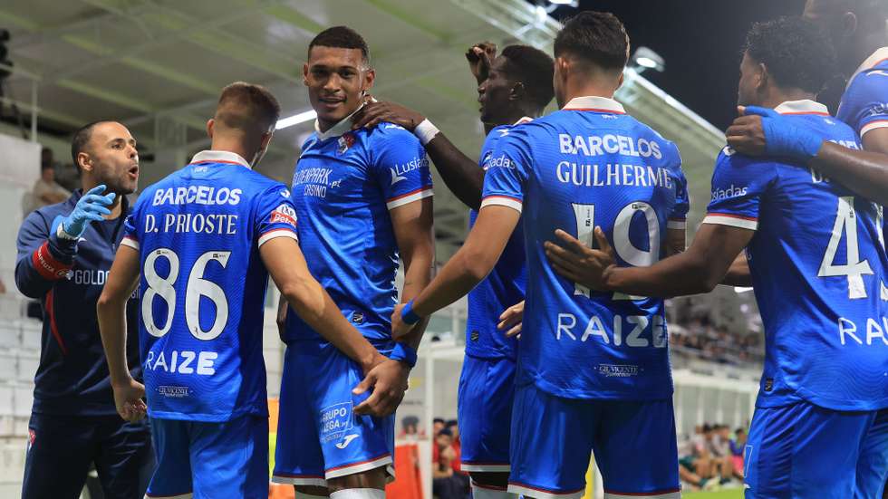 Os jogadores do Gil Vicente festejam um golo durante o jogo da I Liga de Futebol, Moreirense vs Gil Vicente, realizado no Estádio Comendador Joaquim de Almeida Freitas, em Moreira de Cónegos, 09 de outubro de 2026. ESTELA SILVA/LUSA