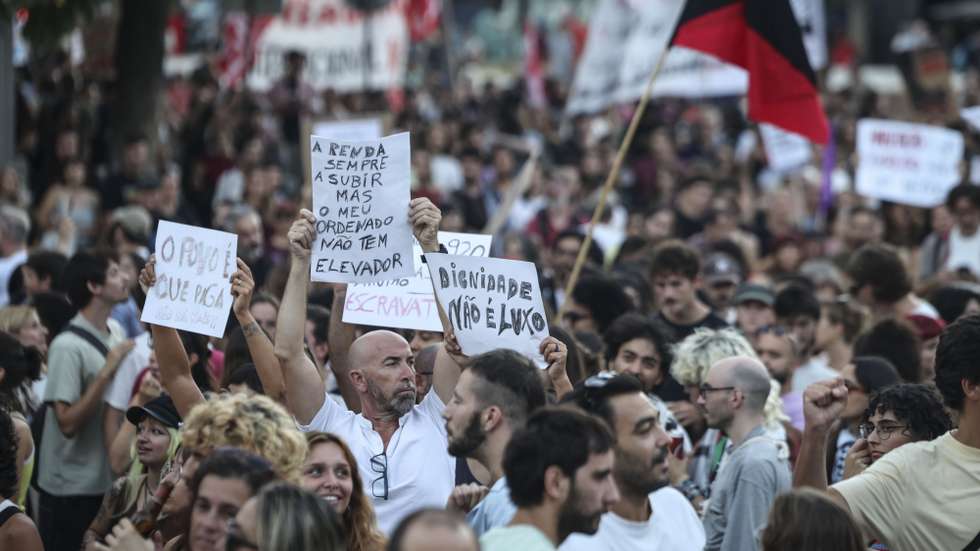 Manifestantes participam no protesto organizado pelo movimento "Já Não Dá Mais para Viver Assim" contra o aumento do custo de vida e a crise na habitação, em Lisboa, 10 de outubro de 2026. MANUEL DE ALMEIDA/LUSA