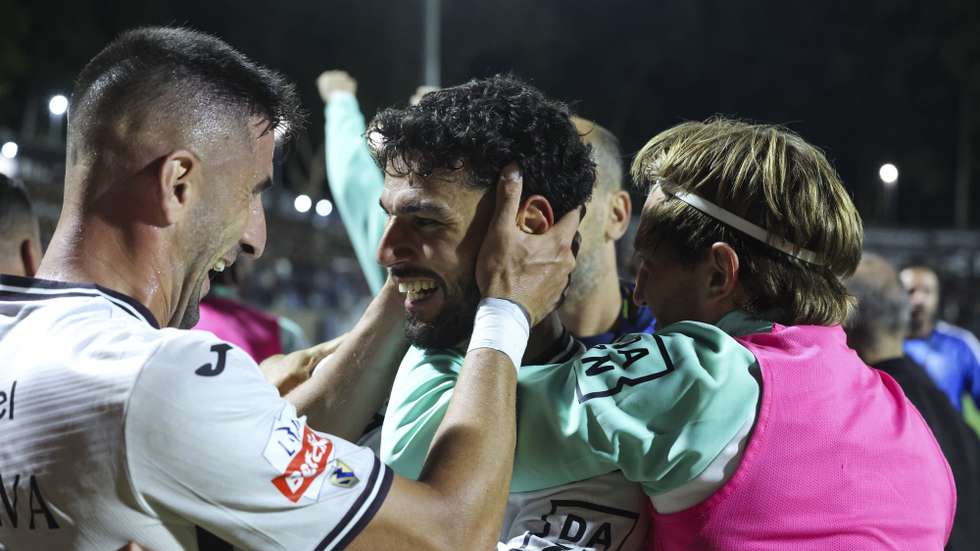 O jogador do Académico de Viseu, Soufiane Messeguem (C), festeja após marcar o 2-1 contra o Estoril Praia, durante o jogo da Primeira Liga de futebol, realizado no Estádio Municipal do Fontelo, em Viseu, 10 de outubro de 2026. PAULO NOVAIS/LUSA