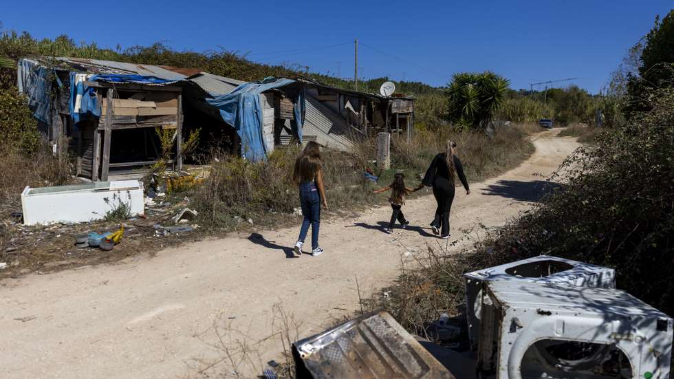 Populares passam por escombros de barracas no bairro Tardoz da Improsit, onde a autarquia tornou público que acabaram as barracas, mas os moradores negam ter acontecido, em Vila Franca de Xira, 01 de outubro de 2026. Os moradores em barracas sem água, luz e saneamento nos bairros de Clarimundo e Tardoz da Improsit, no concelho de Vila Franca de Xira, acusam a autarquia de, enquanto adia o seu realojamento, querer “dar uma boa imagem”. (ACOMPANHA TEXTO DA LUSA DO DIA 11 DE OUTUBRO DE 2026). JOSÉ SENA GOULÃO/LUSA