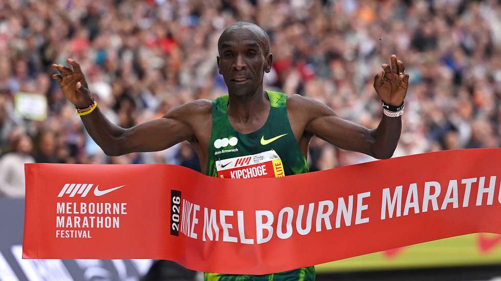 epa13295469 Eliud Kipchoge of Kenya crosses the finish line to win the mens marathon during the 2026 Melbourne Marathon in Melbourne, Australia, 11 October 2026.  EPA/JAMES ROSS NO ARCHIVING, EDITORIAL USE ONLY AUSTRALIA AND NEW ZEALAND OUT