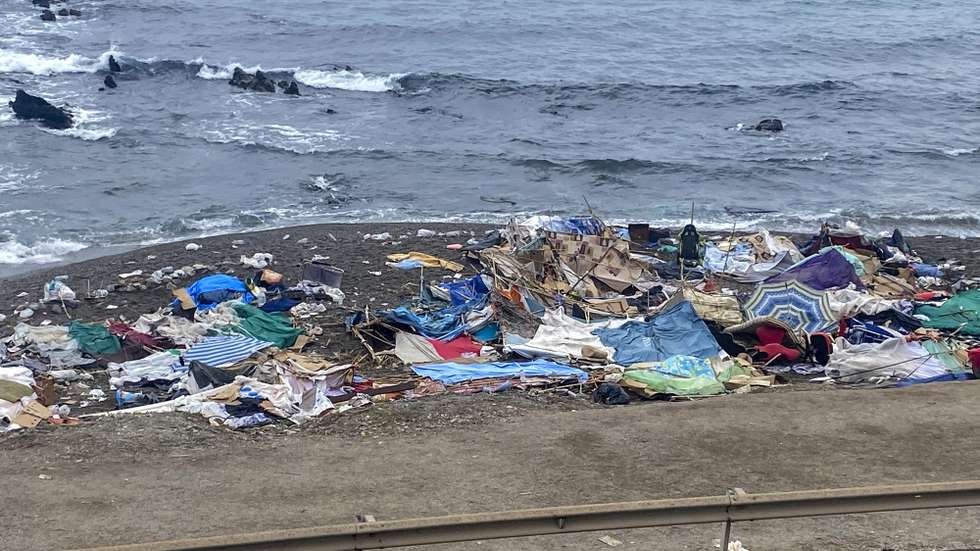 epa13282679 The remains of a makeshift migrant encampment following a police operation to dismantle the camp on Trampolin beach in Ceuta, Spain, 05 October 2026. Trampolin Beach became the main informal settlement for migrants crossing into the enclave from Morocco since July 2026, sparking local tension and public safety concerns.  EPA/RAFAEL PENA