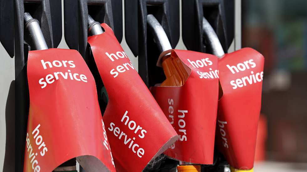 epa13254245 A sign reads 'Out of service' on a pump at a Total Energies gas station in Nice, France, 21 September 2026. Some gas stations in France are experiencing shortages following record increases in fuel prices caused by recent conflicts and disruptions to crude oil supplies in the Middle East.  EPA/SEBASTIEN NOGIER
