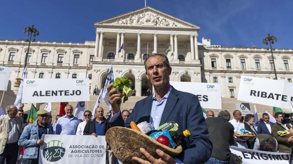 O secretário-geral da Confederação dos Agricultores de Portugal (CAP), Luis Mira, segura um cabaz alimentar durante uma concentração em frente à Assembleia da República, com o objetivo de entregar a exigência ao presidente da Assembleia da República e aos grupos parlamentares do PSD, Chega, PS, IL e CDS, através da qual se fundamenta a necessidade de atribuir medidas de compensação ao setor no valor de 140 milhões de euros para que este tenha condições de competitividade para produzir, em Lisboa, 12 de outubro de 2026. JOSÉ SENA GOULÃO/LUSA
