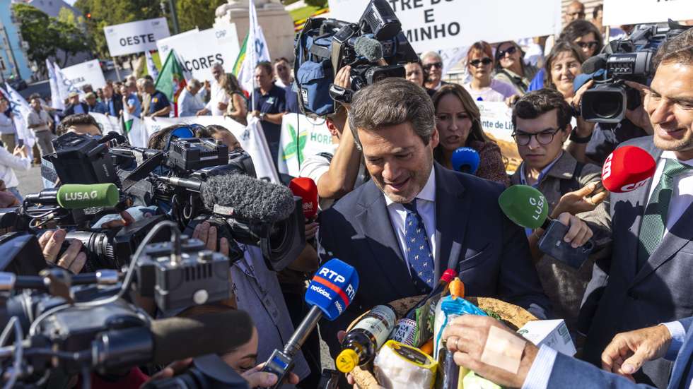 O presidente do Chega, André Ventura (E), acompanhado pelo deputado Pedro Frazão (C), recebe um cabaz alimentar das mãos do secretário-geral da Confederação de Agricultores de Portugal (CAP), durante uma concentração em frente à Assembleia da República, com o objetivo de entregar a exigência ao presidente da Assembleia da República e aos grupos parlamentares do PSD, Chega, PS, IL e CDS, através da qual se fundamenta a necessidade de atribuir medidas de compensação ao setor no valor de 140 milhões de euros para que este tenha condições de competitividade para produzir, em Lisboa, 12 de outubro de 2026. JOSÉ SENA GOULÃO/LUSA