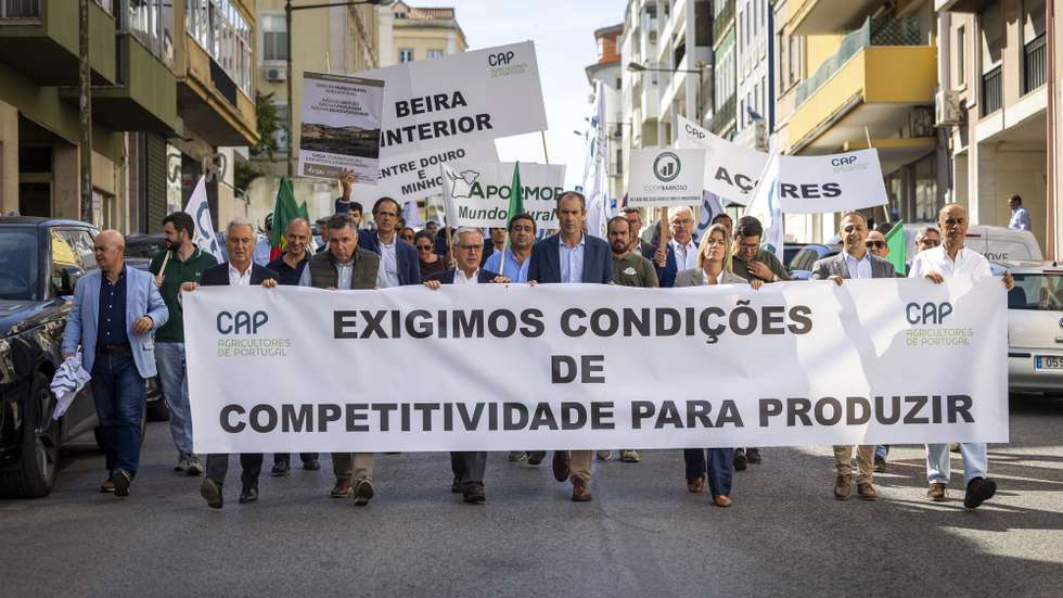 Uma delegação liderada pelo presidente da Confederação dos Agricultores de Portugal (CAP), Álvaro Mendonça e Moura e composta por 150 dirigentes associativos agroflorestais oriundos de todas as regiões do país, faz o percurso entre a Assembleia da República e a Residência Oficial do primeiro-ministro, com o objetivo de entregar a exigência ao presidente da Assembleia da República e aos grupos parlamentares do PSD, Chega, PS, IL e CDS, através da qual se fundamenta a necessidade de atribuir medidas de compensação ao setor no valor de 140 milhões de euros para que este tenha condições de competitividade para produzir, em Lisboa, 12 de outubro de 2026. JOSÉ SENA GOULÃO/LUSA