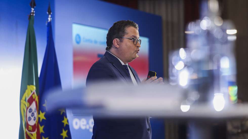 O ministro de Estado e das Finanças, Joaquim Miranda Sarmento, intervém durante a conferência de imprensa de apresentação da proposta de Orçamento do Estado 2027, no Salão Nobre do Ministério das Finanças, em Lisboa, 08 de outubro de 2026. ANTONIO PEDRO SANTOS/LUSA