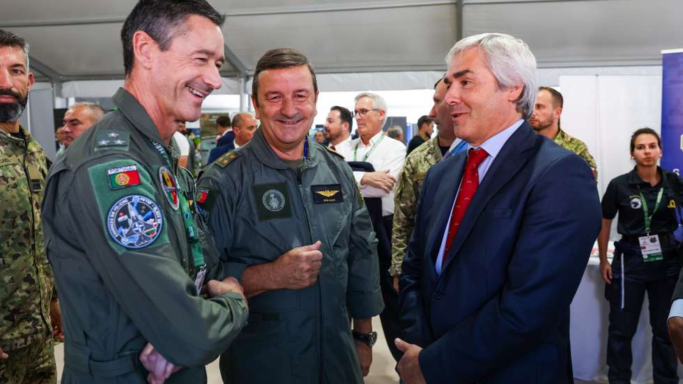 O ministro da Defesa Nacional, Nuno Melo (D), conversa com militares da Força Aérea Portuguesa, durante a visita no encerramento do exercício OPEX 2026, onde o exército português realizou o High Visibility Event (HVE) do exercício ARTEX26 – Army Technological Experimentation e da campanha europeia de experimentação HEDI OPEX26, da Agência Europeia de Defesa, no Campo Militar de Santa Margarida, em Constança, Santarém, 14 de outubro de 2026. O exercício foi o epicentro da Experimentação Tecnológica na área da Defesa, reunindo o Exército, Indústria, universidades e centros de investigação, num contexto operacional realista. PAULO NOVAIS/LUSA