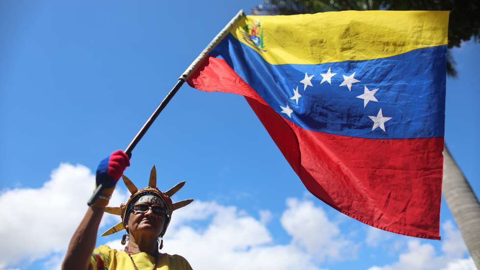 epaselect epa13260195 A woman holds a flag during a demonstration calling for the return of opposition leader and Nobel Peace Prize laureate Maria Corina Machado to Venezuela, in Caracas, Venezuela, 24 September 2026. A private flight intended to transport Venezuelan opposition leader Maria Corina Machado from Panama to Venezuela was grounded after landing clearances were denied by Bonaire, Aruba, and Curacao, according to sources familiar with the situation on 23 September 2026.  EPA/MIGUEL GUTIERREZ