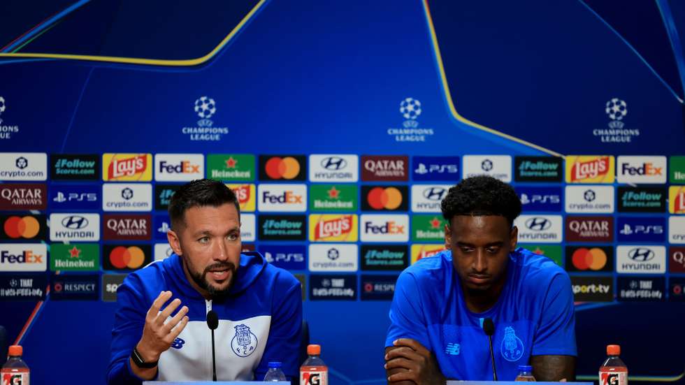FC Porto's head coach Francesco Farioli (L) with his player Pablo Rosario (R) during a press conference at the Olival training center, Vila Nova de Gaia, Portugal, 19 October 2026. FC Porto will face PSV Eindhoven in the third round of Champions League on 20 October at Dragao stadium in Porto. ESTELA SILVA/LUSA