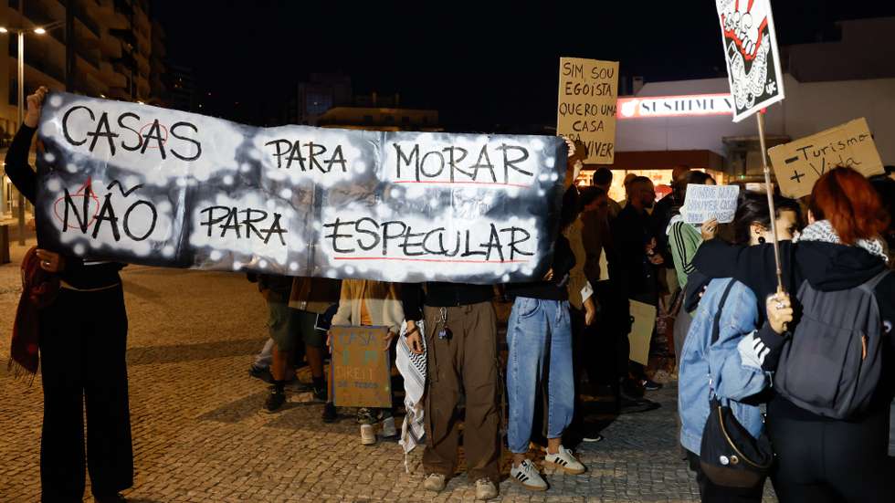 Manifestantes protestam pelo direito à habitação, na Praça da Liberdade, Faro, 20 de outubro de 2026.  LUIS FORRA/LUSA