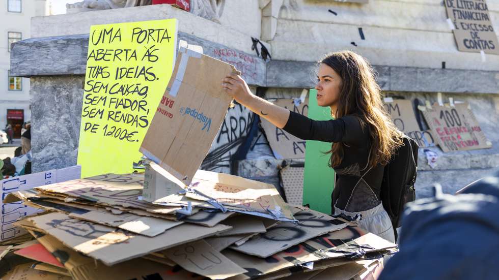 Uma das porta-vozes do protesto pelo direito à habitação, Renata Cambra, durante o protesto pelo direito à habitação, na Praça do Rossio, em Lisboa, 22 de outubro de 2026. O protesto pelo direito à habitação e contra o aumento do custo de vida em Portugal teve início na cidade do Porto, no dia 10 deste mês, e estendeu-se posteriormente a Lisboa e a várias outras cidades portuguesas. JOSÉ SENA GOULÃO/LUSA