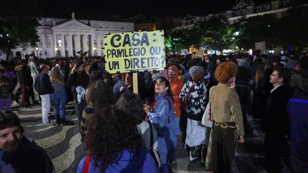 Manifestantes protestam pelo direito à habitação, na Praça do Rossio, em Lisboa, 20 de outubro de 2026.  MIGUEL A. LOPES/LUSA