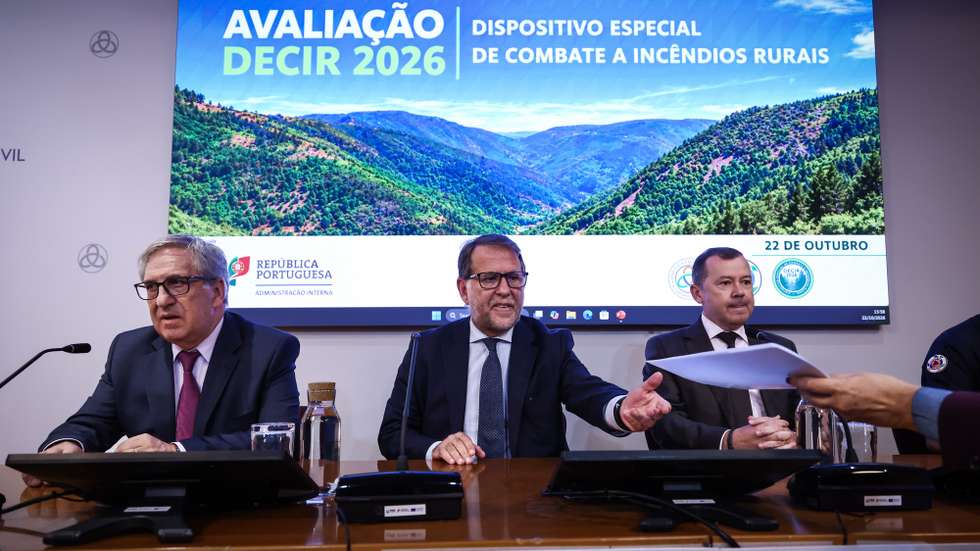 O ministro da Administração Interna, Luís Neves (C), ladeado pelo presidente da Autoridade Nacional de Emergência e Proteção Civil (ANEPC), José Manuel Moura (E), e pelo secretário de Estado da Proteção Civil, Rui Rocha (D), participa na sessão de avaliação do Dispositivo Especial de Combate a Incêndios Rurais (DECIR) 2026, promovida pela Autoridade Nacional de Emergência e Proteção Civil (ANEPC), em Oeiras, 22 de outubro de 2026. RODRIGO ANTUNES/LUSA