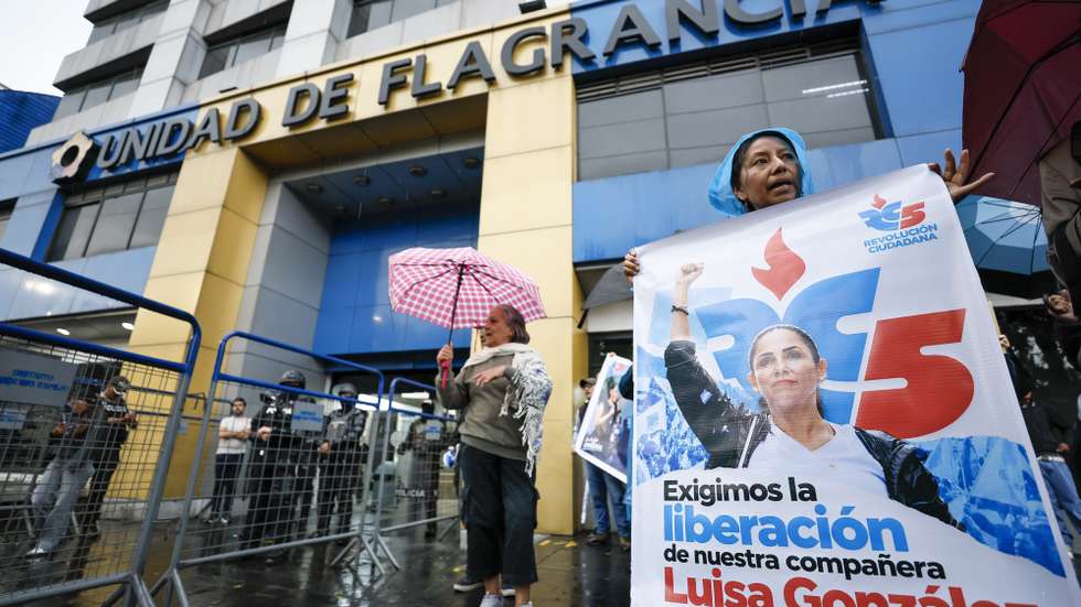 epa13324456 Supporters of former presidential candidate Luisa Gonzalez participate in a demonstration in front of the Flagrancy Unit in Quito, Ecuador, 22 October 2026. Supporters of the Correismo movement, the main opposition force in Ecuador to President Daniel Noboa, gathered in front of judicial and police buildings to demand the release of former presidential candidate Luisa Gonzalez, who was arrested early this morning.  EPA/José Jácome