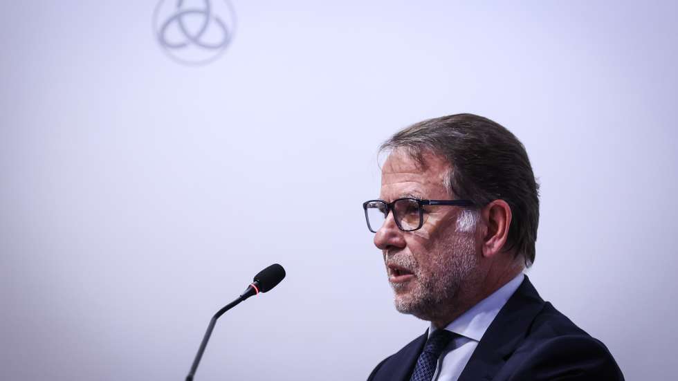 O ministro da Administração Interna, Luís Neves, discursa durante a sessão de avaliação do Dispositivo Especial de Combate a Incêndios Rurais (DECIR) 2026, promovida pela Autoridade Nacional de Emergência e Proteção Civil (ANEPC), em Oeiras, 22 de outubro de 2026. RODRIGO ANTUNES/LUSA