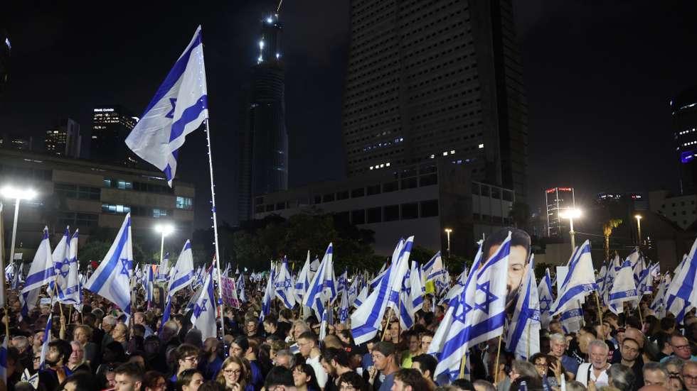 epa13328788 Demonstrators wave national flags during an anti-government rally in Tel Aviv, Israel, 24 October 2026. Israel will hold its national legislative election to choose the 120 members of the 26th Knesset on 27 October 2026.  EPA/ABIR SULTAN