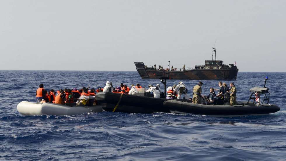 Mais de 70 migrantes estavam à deriva em pleno mar Mediterrâneo e foram encontrados pelo avião C-295M.