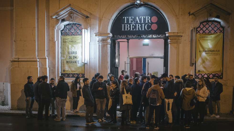 Produzida pela Associação Corpo Geográfico, fundada por Tiago Amaral, a peça estreou-se em 2022 no Teatro Cinema de Fafe